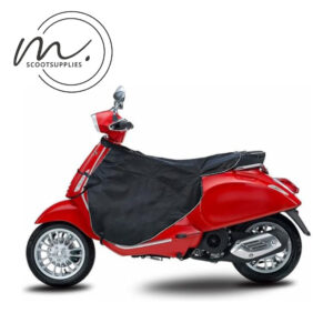 Zwart scooterbeenkleed gemonteerd op een scooter