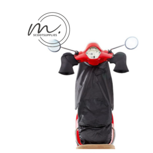 Rode scooter met zwart scooterbeenkleed en zwarte handmoffen